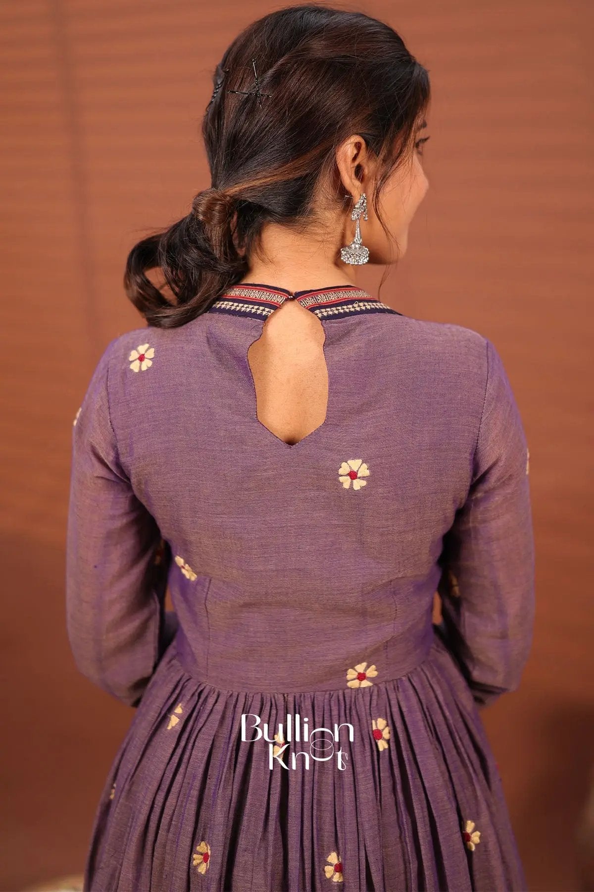 Back view of purple embroidered kurta with keyhole neckline