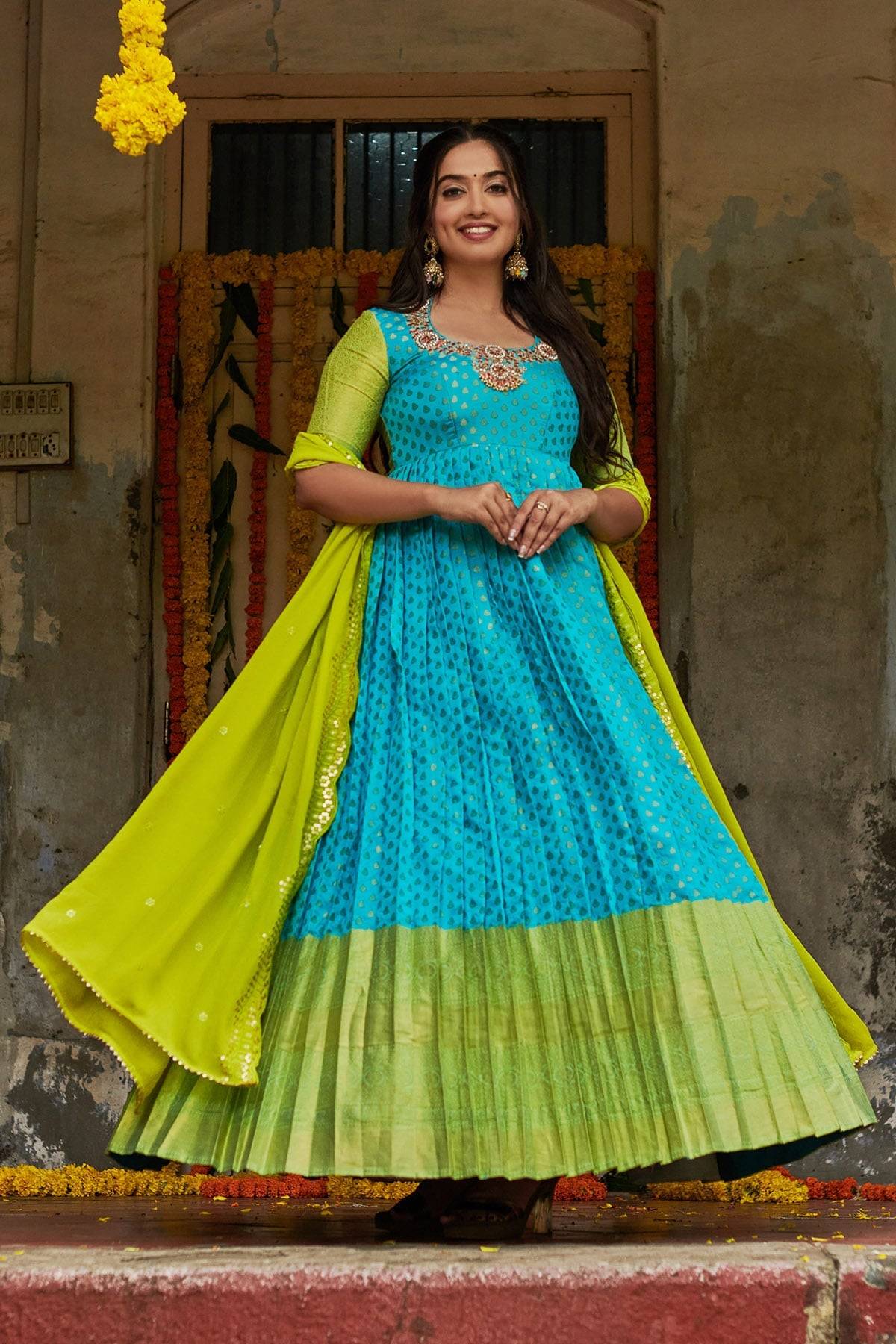 Banaras Se: Shop the most authentic Benarasi Lehenga Cholis online – Koskii